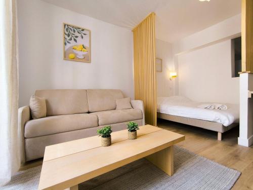 un salon avec un canapé et une table dans l'établissement Large bright studio, à Poitiers