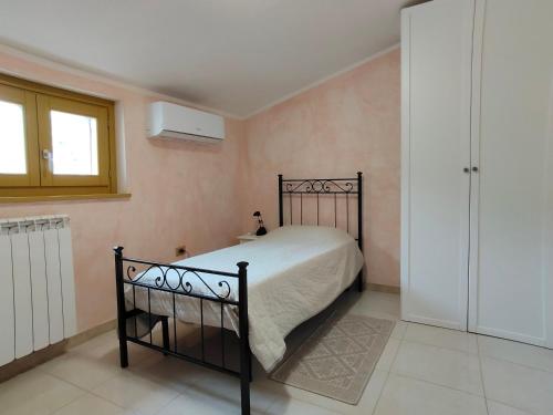 a bedroom with a bed in a room with a window at COUNTRY HOUSE in Mafalda