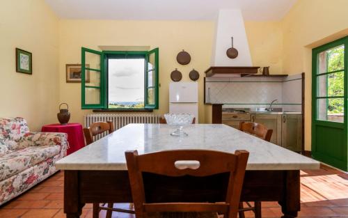 Kuchyň nebo kuchyňský kout v ubytování Agriturismo La Godiola