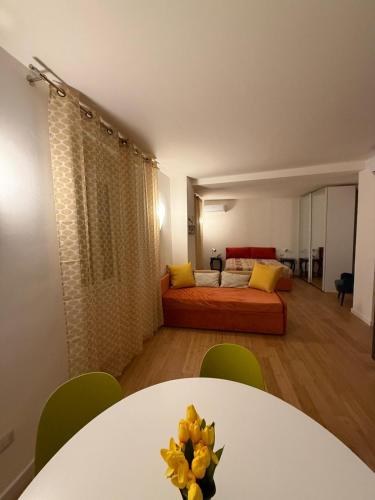 ein Wohnzimmer mit einem weißen Tisch und einem Sofa in der Unterkunft La Movida in Lecco