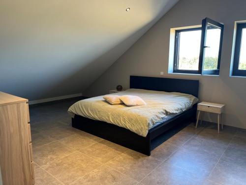 Una cama o camas en una habitación de Gîte du Petit Apothicaire