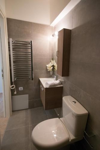 ニキアナにあるPearl Mansionsのトイレと洗面台付きのバスルーム