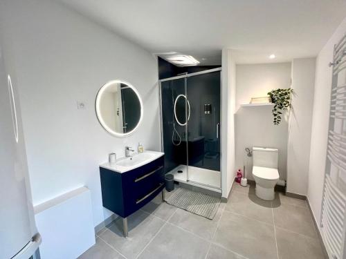 a bathroom with a sink and a shower and a toilet at Appartement le Vintage, à deux pas du Port in Le Tréport