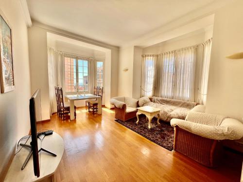 Charming Vintage Flat only 1 min walk from Monte Carlo