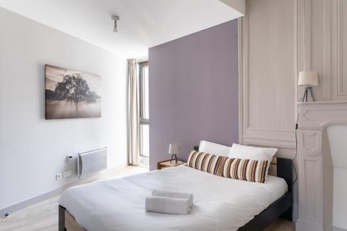 une chambre blanche avec un grand lit dans une pièce dans l'établissement Le Bas des Lices - Joli T2 à Rennes, à Rennes