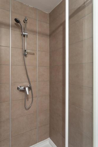 La salle de bains est pourvue d'une cabine de douche avec un pommeau de douche. dans l'établissement Le Bas des Lices - Joli T2 à Rennes, à Rennes