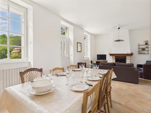 une salle à manger avec une table et des chaises et un salon dans l'établissement Vue mer - 50 m du port - Maison pour 6 - Jardin, au Croisic