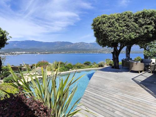 une piscine avec vue sur l'eau dans l'établissement Villa SOPRA 183m2, Vue mer, 8 pers, Porto-Vecchio, à Porto-Vecchio