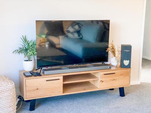 Quiet Escapeにあるテレビまたはエンターテインメントセンター