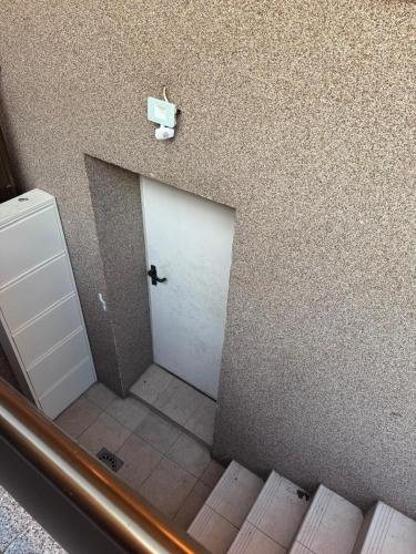 a white door in the corner of a room at Cäsar's Motel in Hagenbrunn