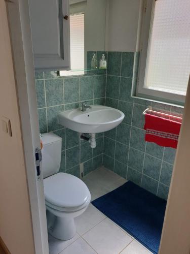 une salle de bain avec toilettes et lavabo dans l'établissement Moment de rêve guaranti, à Baillargues