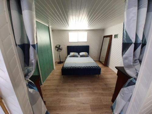 - une petite chambre avec un lit au milieu dans l'établissement Moment de rêve guaranti, à Baillargues