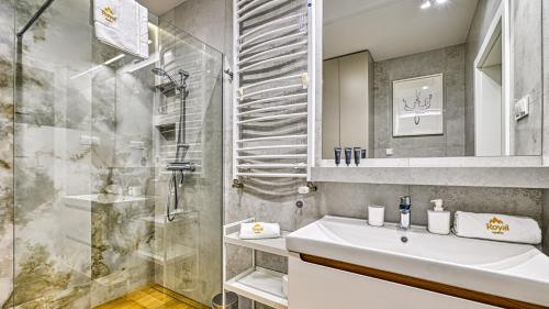 a bathroom with a sink and a shower at Źródło Izery przy gondoli VIP Sauna, Siłownia, Bawialnia by Royal Aparts in Świeradów-Zdrój