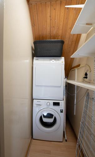 a washing machine with a basket on top of it at 't Eekhoornnest in Soest