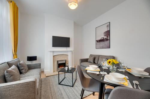 ニューカッスル・アポン・タインにあるThe Wingrove Retreat by Week2Week Contractor & Business Travel Staysのリビングルーム(テーブル、ソファ、暖炉付)