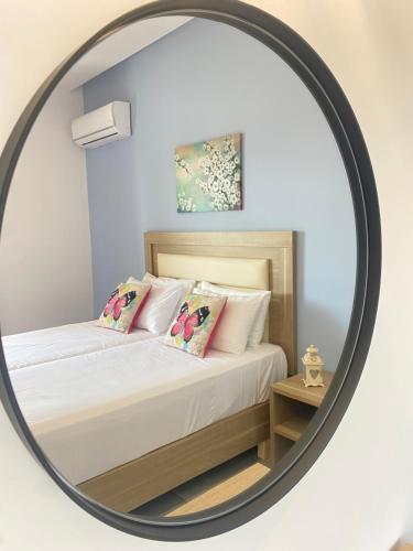 Paradiso Hotel Sea View and Pool Suites Ipsos Corfuにあるベッド