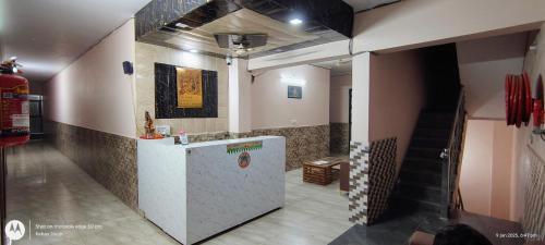 Kuchyň nebo kuchyňský kout v ubytování HoTEL RUDRA