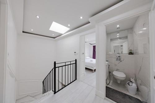 une salle de bain blanche avec des toilettes et un lavabo dans l'établissement Cannes 3 bedrooms apartment - 14HV, à Cannes