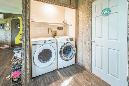a laundry room with a washer and dryer at Charming Porter House in the heart of the Poconos chalet in East Stroudsburg