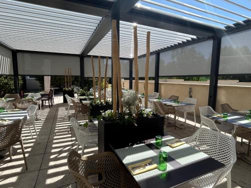 Les Orchidées , Hôtel & Restaurantにあるレストランまたは飲食店