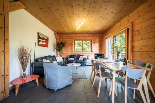 un salon avec un plafond en bois et une table et des chaises dans l'établissement Les Gites Leyetaz, à Châtillon-sur-Cluses