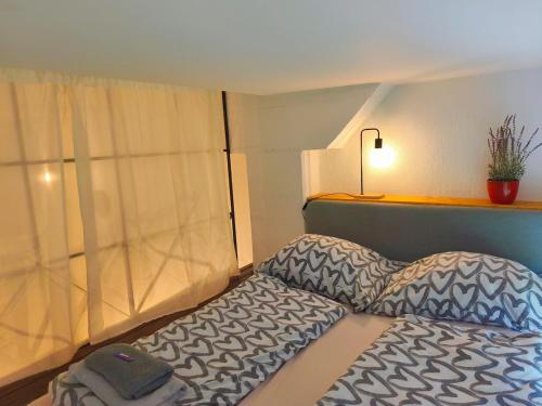 Ένα ή περισσότερα κρεβάτια σε δωμάτιο στο MOOKI Loft und Lake Ossiacher See Gerlitzen own beach