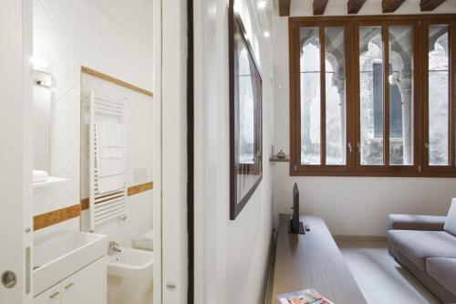 salon z kanapą i łazienką w obiekcie Bartolo II - LOCAPPART w Wenecji