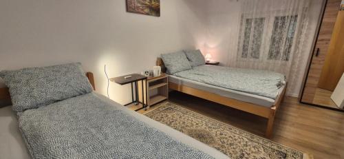 سرير أو أسرّة في غرفة في Apartments by Ernes City Hall Sarajevo