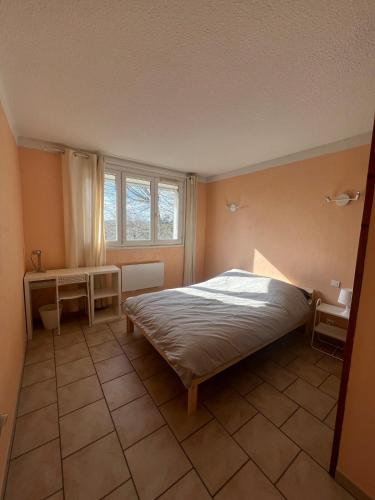 une chambre avec un lit et une fenêtre dans l'établissement Appartement 3 chambres proche du centre, à Avignon