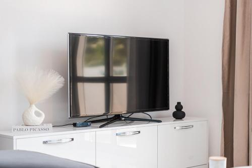 Φωτογραφία από το άλμπουμ του Bright Modern Apartment with Balcony Views Golem σε Golem