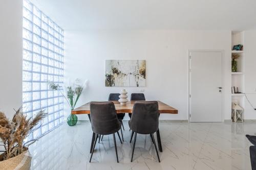 Φωτογραφία από το άλμπουμ του Bright Modern Apartment with Balcony Views Golem σε Golem