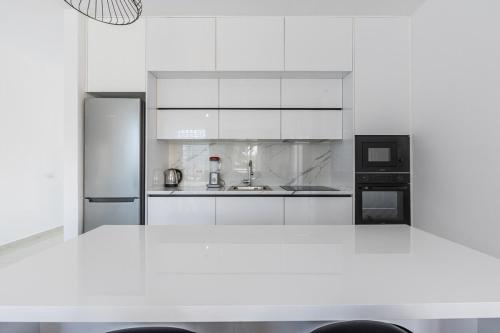 Η κουζίνα ή μικρή κουζίνα στο Bright Modern Apartment with Balcony Views Golem