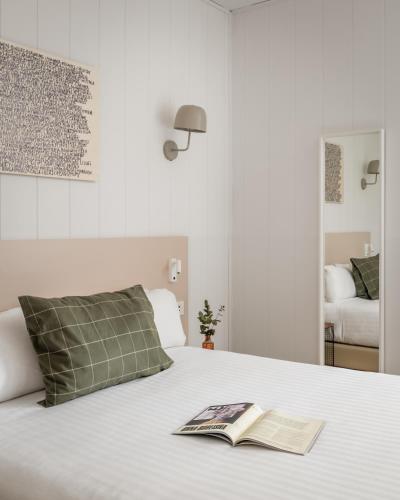 Ein Bett oder Betten in einem Zimmer der Unterkunft BYPILLOW Erba
