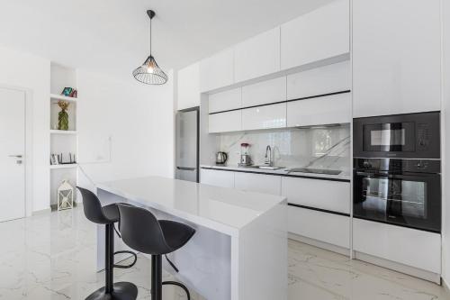 Η κουζίνα ή μικρή κουζίνα στο Bright Modern Apartment with Balcony Views Golem