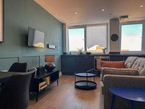 Ruang duduk di Stylish 1BD Flat, Calm, Light-Filled & Central