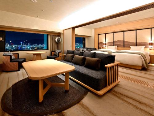 Una cama o camas en una habitación de Kobe Portopia Hotel