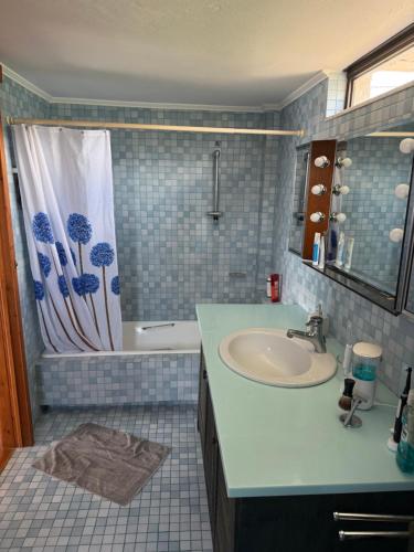 ein Badezimmer mit Waschbecken, Badewanne und Dusche in der Unterkunft Villa Orea Elena-Mani-Kalamata in Verga Kalamata