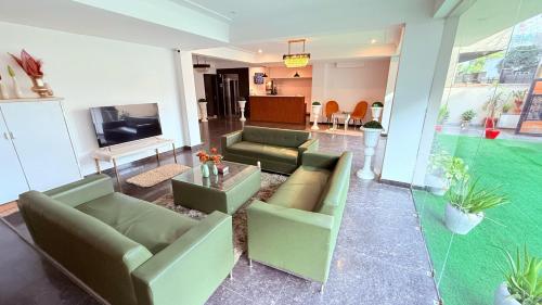 TV a/nebo společenská místnost v ubytování Akshay corporate hotel