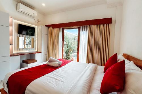 Postel nebo postele na pokoji v ubytování The Wahyu Villa Uluwatu