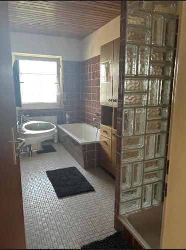 a bathroom with a tub and a sink and a bath tub at Wohnung für Monteure in Ahlen