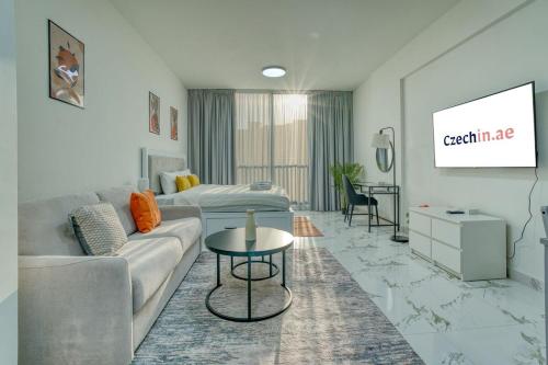 Chic Studio with Lagoon Views Walk Beach and Golf
