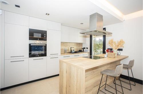 New Modern 3 bedrooms apartment with ocean views