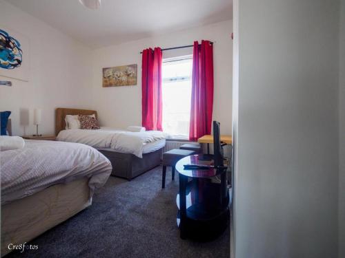 En eller flere senge i et værelse på 12 Cornwallis Lodge Family Room 2