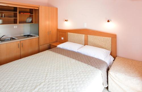 a small room with two beds and a kitchen at Asteras Kalives in Skala Potamias