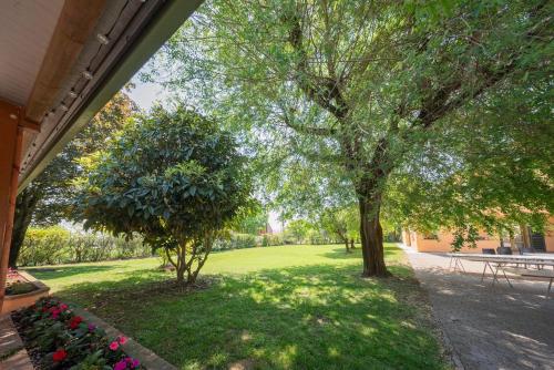 a view of a park with trees and flowers at Villa Sun Kiss in Volta Mantovana