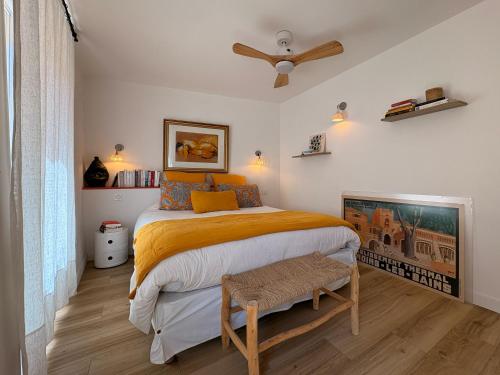 une chambre avec un lit et un ventilateur de plafond dans l'établissement Charmante maison de village avec petite piscine privée, au Cannet