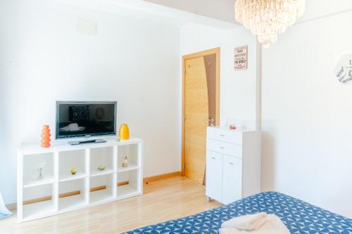 una camera con letto e TV su un comò di Sea & Soul a Costa da Caparica