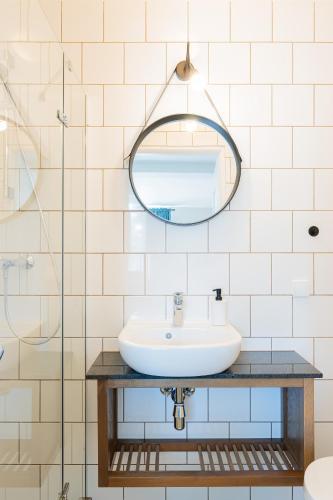 a bathroom with a sink and a mirror at Willa Verano - Wyjątkowy Komfort Bardzo Blisko Plaży in Karwia