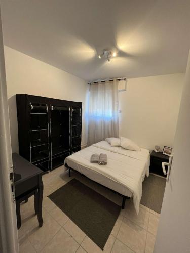 une chambre avec un lit blanc et une fenêtre dans l'établissement Appartement f3 vue mer, à Fréjus