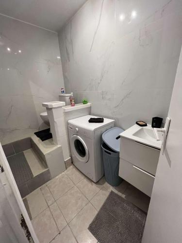 une salle de bain blanche avec des toilettes et un lavabo dans l'établissement Appartement f3 vue mer, à Fréjus